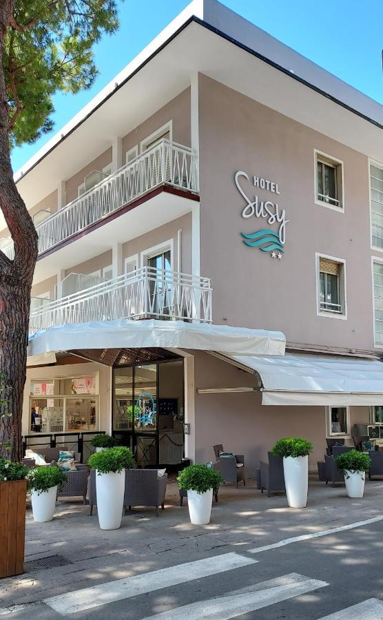 ריצ'יונה Hotel Susy - Ambienti Rinnovati - Direttamente Su Viale Dante E A Due Passi Dal Mare מראה חיצוני תמונה